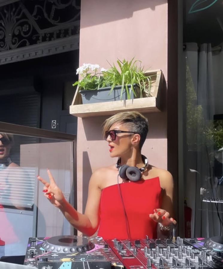 Marusia Taylor bei einem Outdoor-DJ-Set